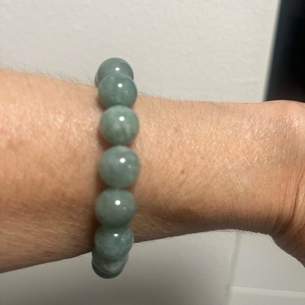 Thailand green beaded Jade Bracelet with Gold Beads - stretches - Picture 6 of 6